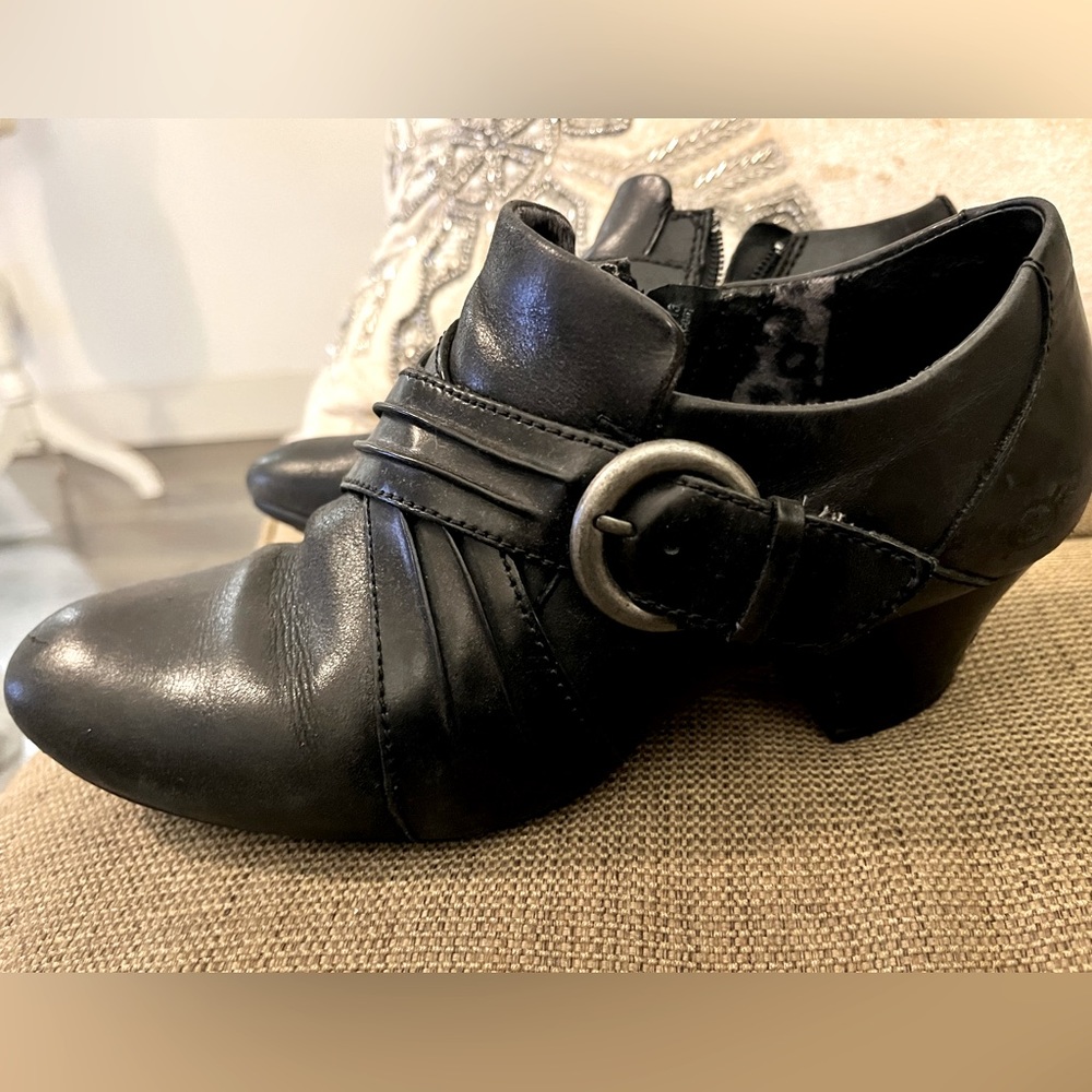 Born leather buckle ankle booties boots 7